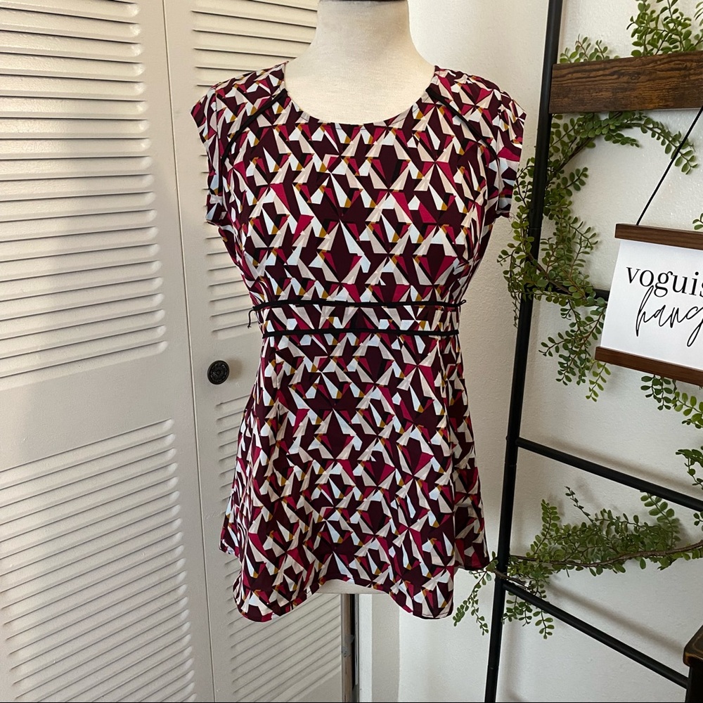Motherhood|XS|Asymmetrical Multi Color Print Sleeveless Peplum Silhouette